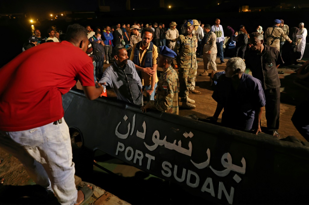 من تم إجلاؤهم الـ 52 هم من بين الآلاف ، من جميع أنحاء العالم ، الذين ساعدتهم المملكة العربية السعودية للهروب من حرب السودان عبر البحر الأحمر. (أ ف ب)