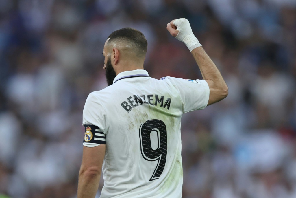  الفرنسي كريم بنزيمة يحتفل بالتسجيل لريال مدريد في مرمى ضيفه الميريا في الدوري الاسباني لكرة القدم. مدريد في 29 نيسان/أبريل 2023 (ا ف ب)