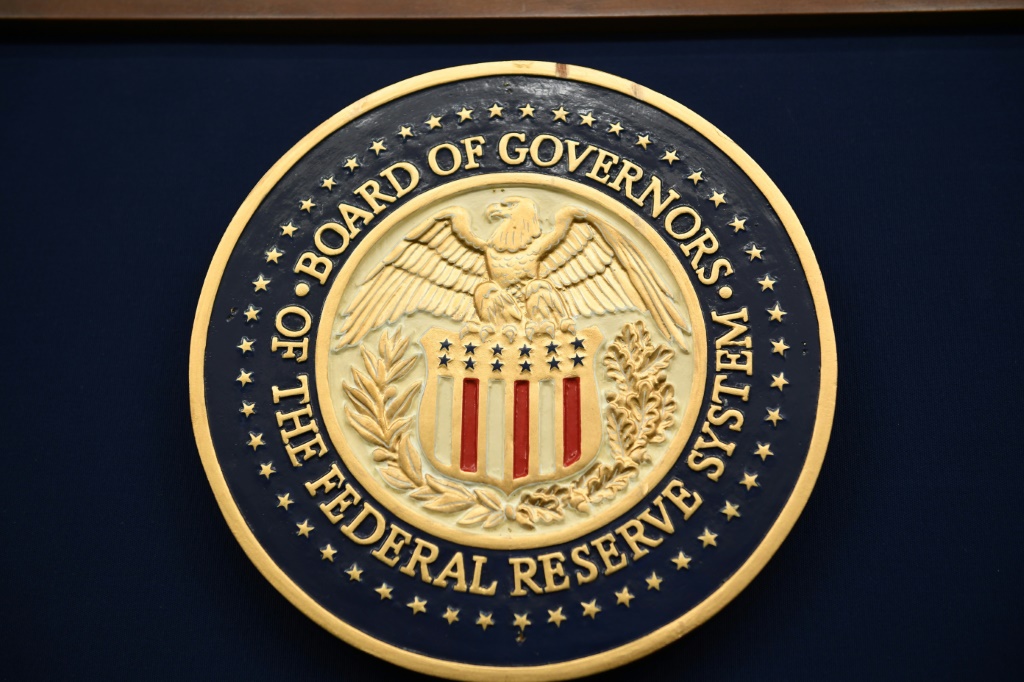     شعار مجلس محافظي الاحتياطي الفدرالي بواشنطن العاصمة في 22 آذار/مارس 2023 (إ ف ب)