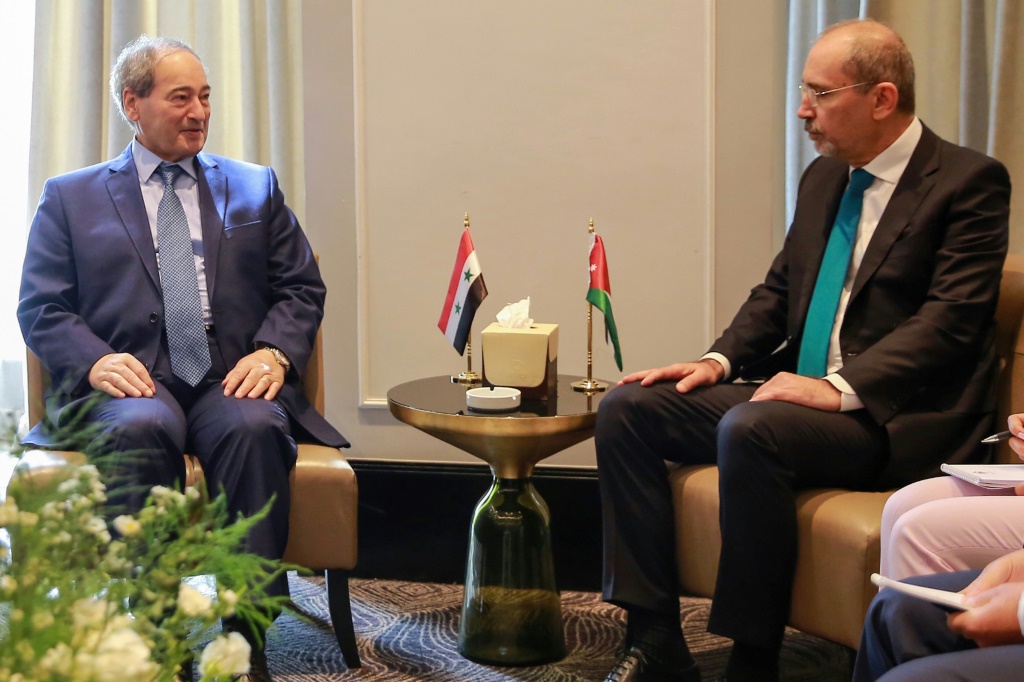 وزير الخارجية أيمن الصفدي (يمين) مستقبلا نظيره السوري فيصل المقداد في عمان في الأول من أيار/مايو 2023 قبيل اجتماع حول سوريا (أ ف ب)