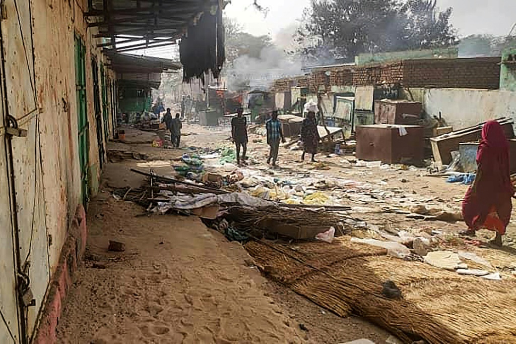    لقطة من سوق مدينة الجنينة مركز غرب دارفور في صورة مؤرخة 29 نيسان/أبريل 2023. (أ ف ب)