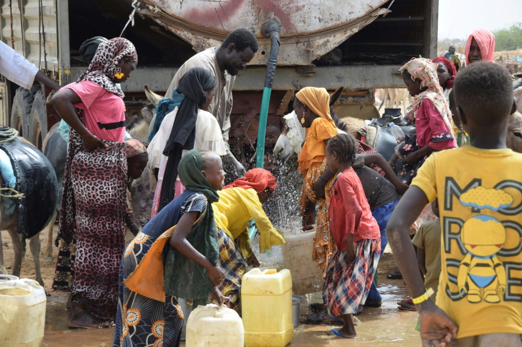 لاجئون سودانيون ينتظرون لتعبئة المياه في منطقة كوفرون بتشاد في 30 نيسان/أبريل 2023. (أ ف ب)