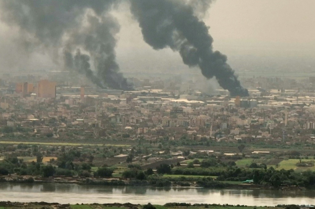     دخان أسود يتصاعد فوق الخرطوم في هذه الصورة من فيديو لوكالة فرانس برس في 28 أبريل 2023 (ا ف ب)