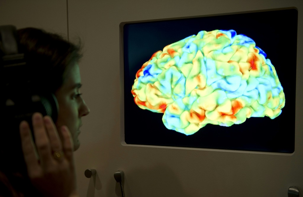 سمحت عمليات التصوير بالرنين المغناطيسي الوظيفي للعلماء بتحديد كيفية تحفيز المعاني والعبارات على استجابات في مناطق مختلفة من الدماغ (أ ف ب)   