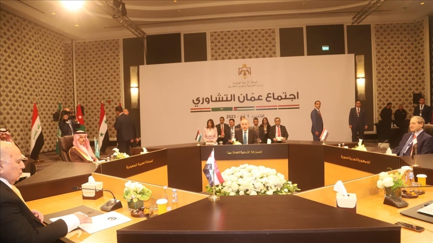 وزير الخارجية أيمن الصفدي (يمين) مستقبلا نظيره السوري فيصل المقداد في عمان في الأول من أيار/مايو 2023 قبيل اجتماع حول سوريا ( ف ب)
