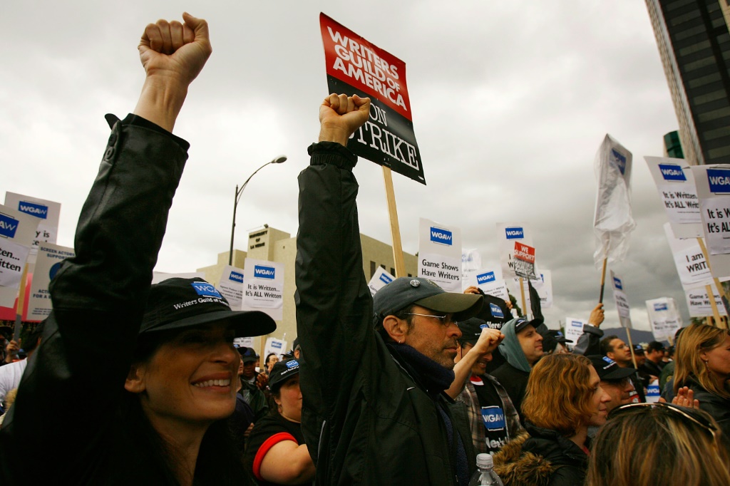 اعضاء من نقابة الكتاب الأميركية يتظاهرون في لوس أنجليس بتاريخ السابع من كانون الاولديسمبر 2007 (ا ف ب)