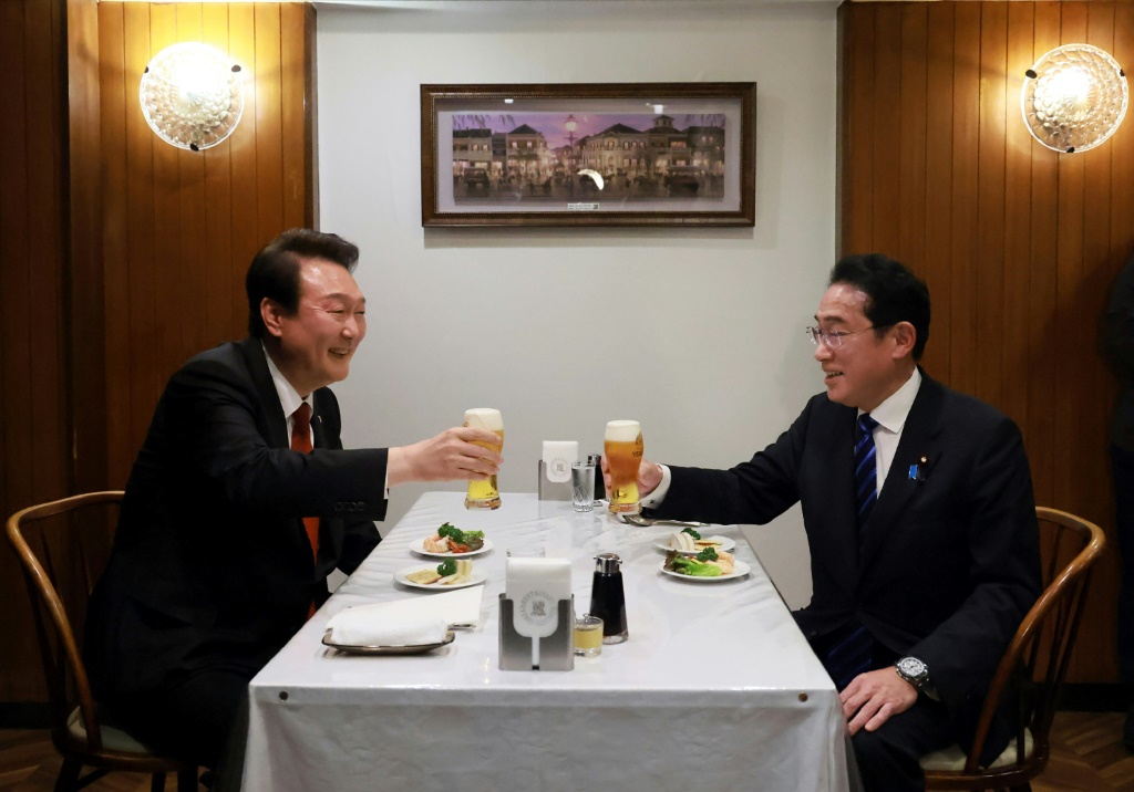 صورة نشرها مكتب العلاقات العامة في اليابان عبر وكالة جيجي برس في 16 آذارمارس 2023 تظهر رئيس الوزراء الياباني فوميو كيشيدا (يمين) مع الرئيس الكوري الجنوبي يوون سوك يول في مطعم في طيوكيو (ا ف ب)
