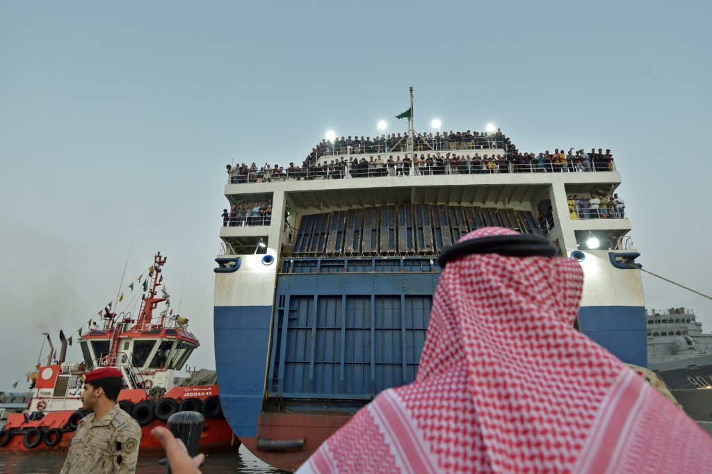    سفينة الركاب "أمانة" التي ترفع العلم السعودي على متنها مدنيين تم إجلاؤهم فارين من العنف في السودان تصل إلى قاعدة الملك فيصل البحرية في جدة في 26 أبريل 2023. (أ ف ب)