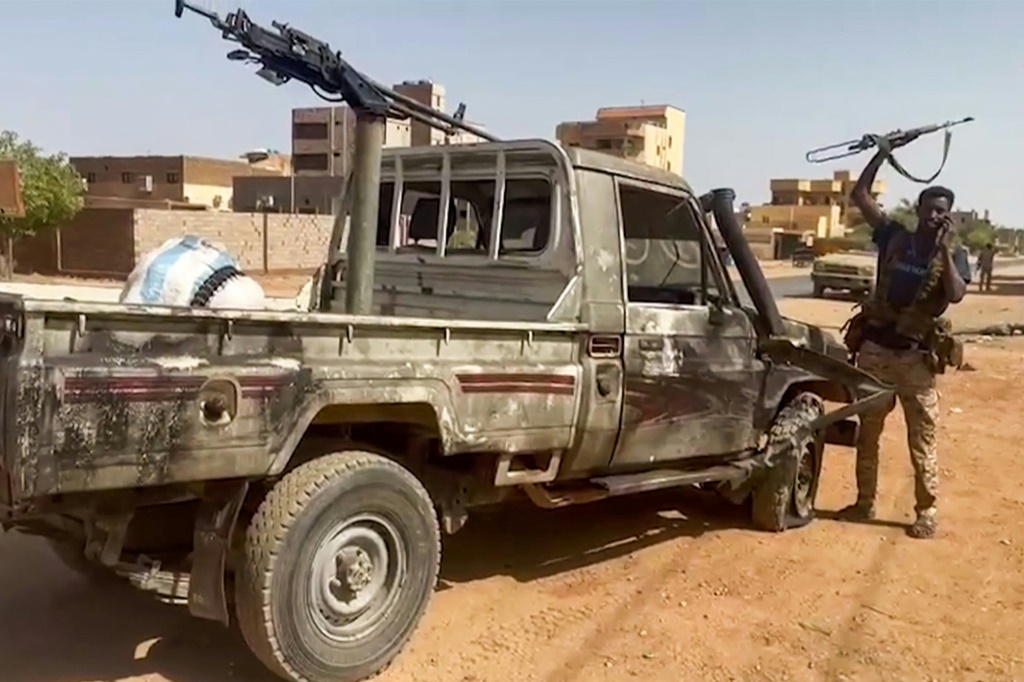 مقاتلو قوات الدعم السريع السودانية في منطقة شرق النيل بالخرطوم الكبرى (أ ف ب)