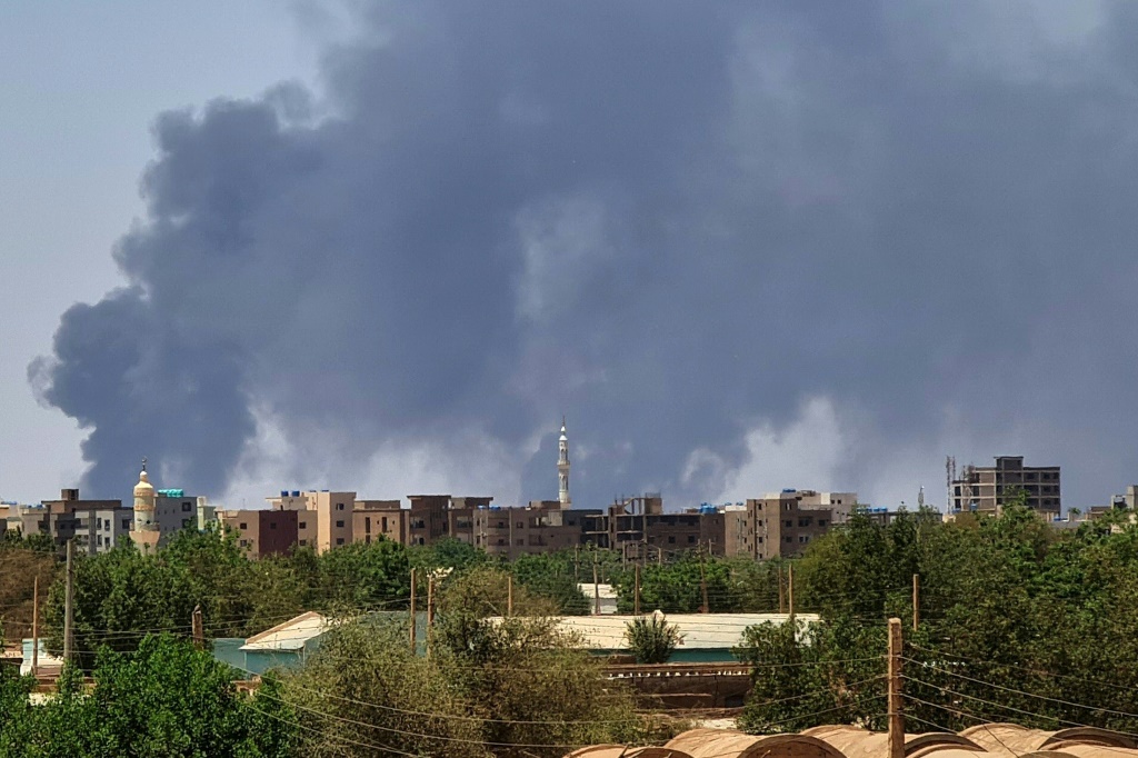 دخان يتصاعد فوق المباني في الخرطوم في 1 مايو 2023 مع استمرار الاشتباكات الدامية بين قوات الجنرالات المتناحرين أسبوعًا ثالثًا. (أ ف ب)   