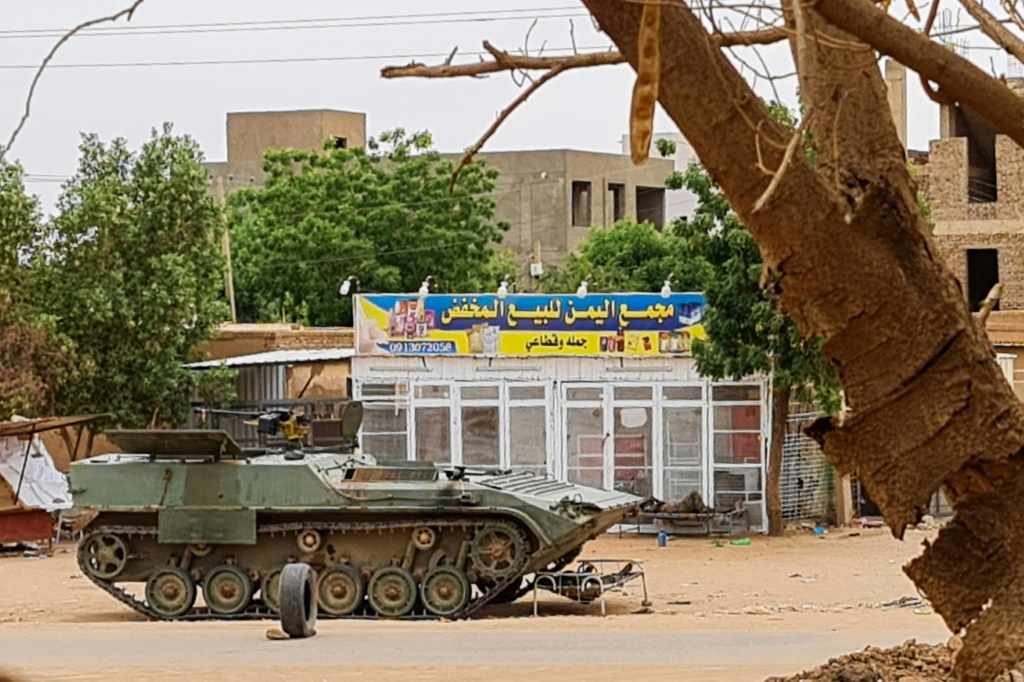 جنود سودانيون يستريحون قرب مدرّعتهم في الخرطوم في 30 نيسان/أبريل 2023. (أ ف ب)