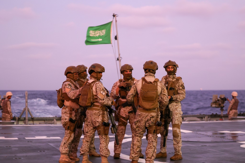 عسكريون سعوديون على متن بارجة سعودية في مرفأ بورتسودان في 30 نيسان/ابريل 2023 خلال عملية إجلاء تنفذها البحرية السعودية للمدنيين الفارين من المعارك الدائرة في السودان (ا ف ب)