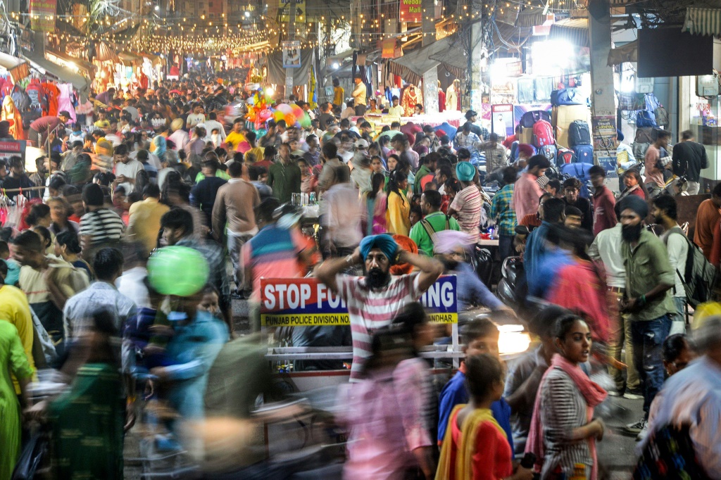 سوق شعبية مكتظة في جالندهار في الهند في 23 تشرين الأول/أكتوبر 2022 (ا ف ب)