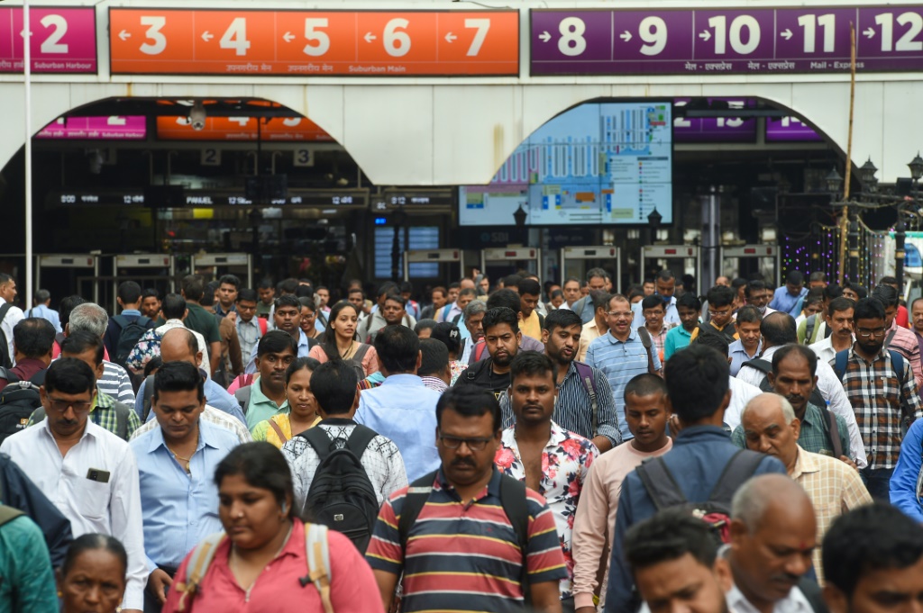 ركاب قطارات خارجون من محطة شهاتراباتي شيفاجي مهاراج خلال ساعة الاكتظاظ الصباحية في بومباي بالهند في 8 أيلول/سبتمبر 2022 (ا ف ب)