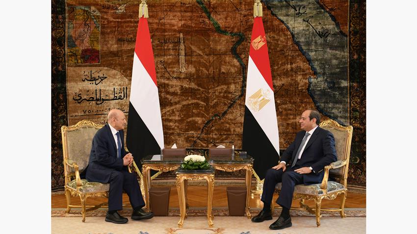 الرئيس اليمني رشاد محمد العليمي والرئيس المصري  عبدالفتاح السيسي (سبأ)