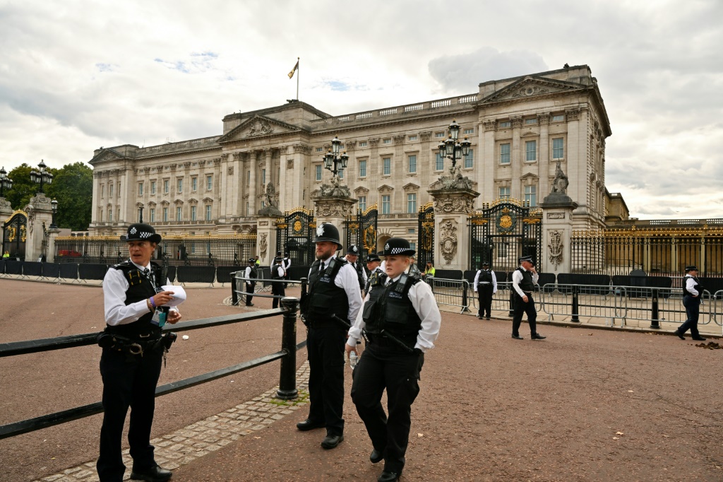 عناصر من شرطة لندن في محيط قصر باكينغهام في 18 أيلول/سبتمبر 2022 (ا ف ب)