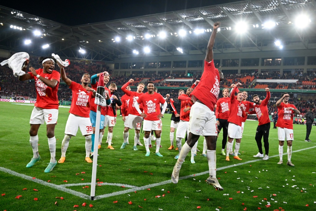 لاعبو لايبزيغ يحتفلون بعد بلوغهم نهائي كأس ألمانيا على حساب فرايبورغ في 2 أيار/مايو 2023 (ا ف ب)