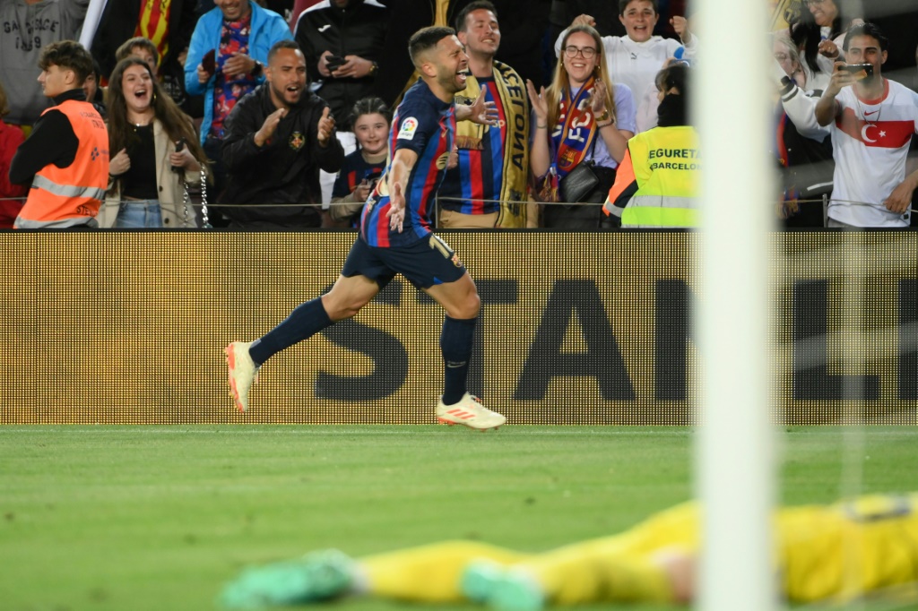 مدافع برشلونة جوردي ألبا محتفلاً بتسجيل هدف الفوز أمام أوساسونا في 2 أيار/مايو 2023 (ا ف ب)