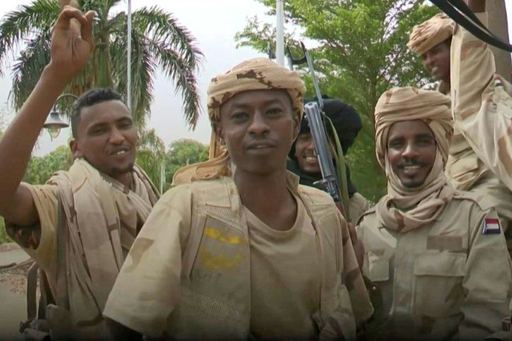    صورة مأخوذة من مقطع فيديو نشرته قوات الدعم السريع السودانية في 1 أيار/مايو 2023 ويظهر فيها مقاتلون متجمعون بالقرب من القصر الرئاسي في الخرطوم (ا ف ب)