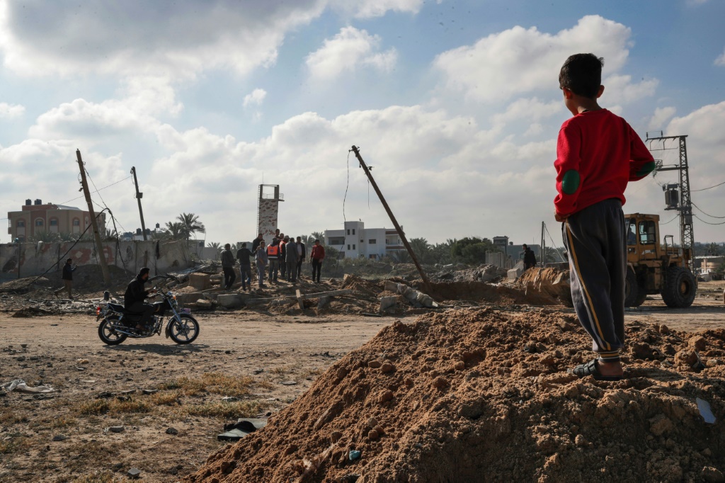 طفل فلسطيني يتفقد موقع غارة إسرائيلية في دير البلح في وسط قطاع غزة في 3 ايار/مايو 2023. (ا ف ب)