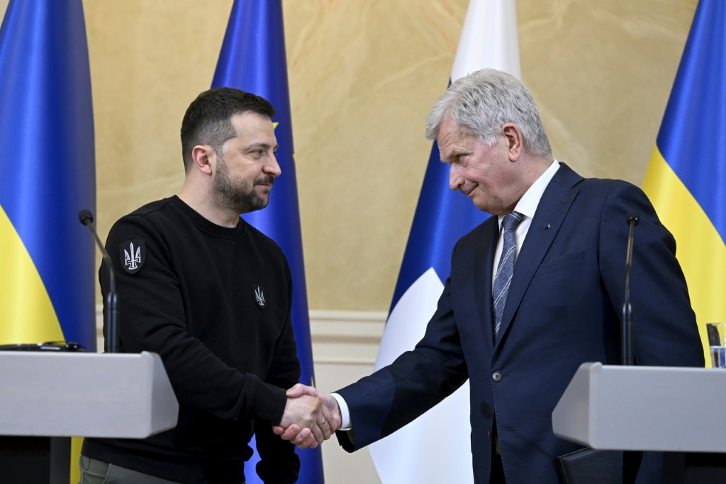 الرئيس الأوكراني فولوديمير زيلينسكي (يسار) مع رئيس فنلندا ساولي نينيستو في هلسنكي في 3 أيار/مايو 2023 (ا ف ب)