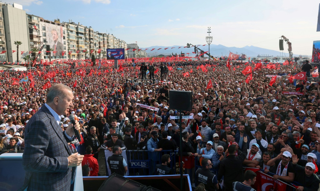   اجتذب الرئيس التركي رجب طيب أردوغان حشودًا ضخمة في إزمير التي تسيطر عليها المعارضة يوم السبت (أ ف ب)