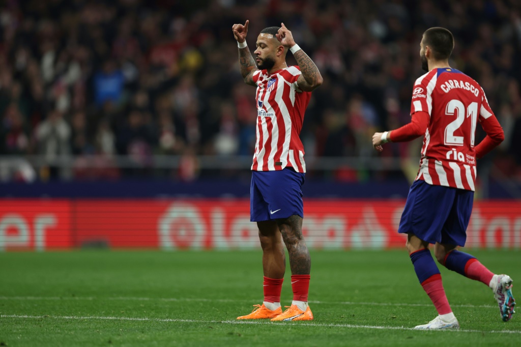 الهولندي ممفيس ديباي يحتفل بتسجيله الهدف الثاني لأتلتيكو مدريد في مرمى ضيفه إشبيلية في الدوري الإسباني لكرة القدم. مدريد في 4 آذار/مارس 2023 (ا ف ب)