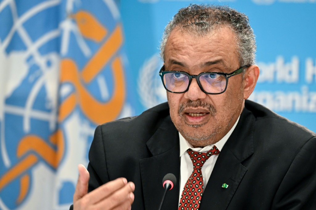 المدير العام لمنظمة الصحة العالمية تيدروس أدهانوم غيبريسوس خلال مؤتمر صحافي في جنيف في السادس من نيسان/ابريل 2023 (ا ف ب)