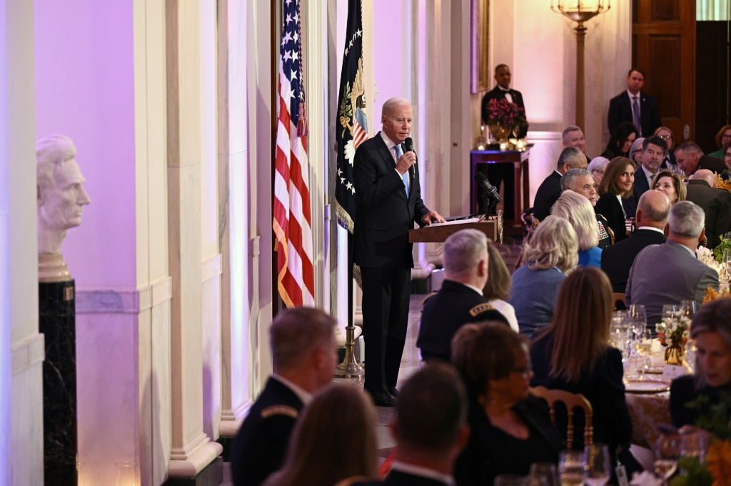 الرئيس الأميركي جو بايدن متحدثا خلال حفل استقبال في البيت الابيض في واشنطن في 3 ايار/مايو 2023 (ا ف ب)