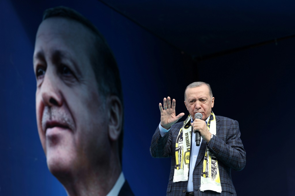    شن الرئيس التركي رجب طيب أردوغان حملة انقسامية متواصلة قبل انتخابات 14 مايو. (أ ف ب)