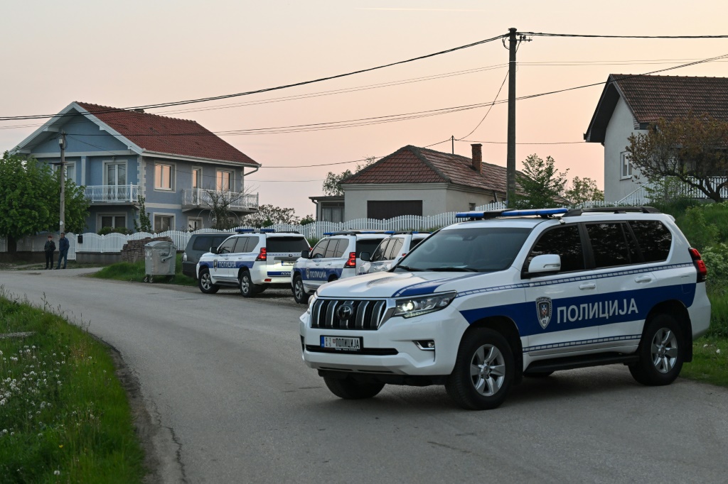 الشرطة تغلق طريقاً في قرية قرب ملادينوفاك، على بعد حوالى 60 كيلومتراً جنوب بلغراد، في الخامس من أيار/مايو 2023 في صربيا (ا ف ب)