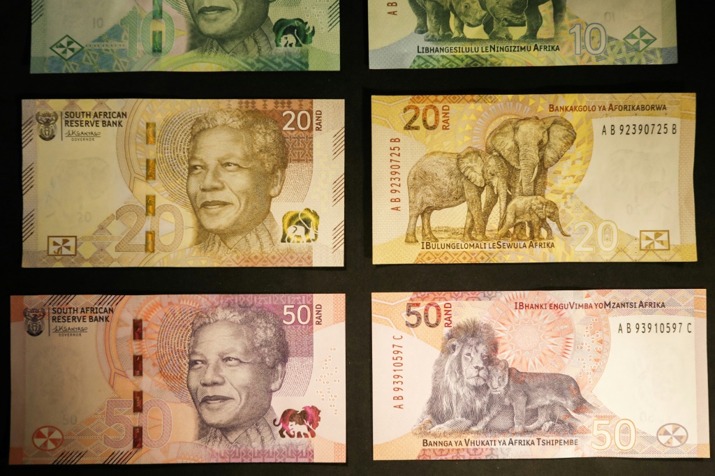 صورة التقطت في 4 أيار/مايو 2023 للأوراق التقدية الجديدة التي أصدرها مصرف جنوب إفريقيا المركزي (ا ف ب)