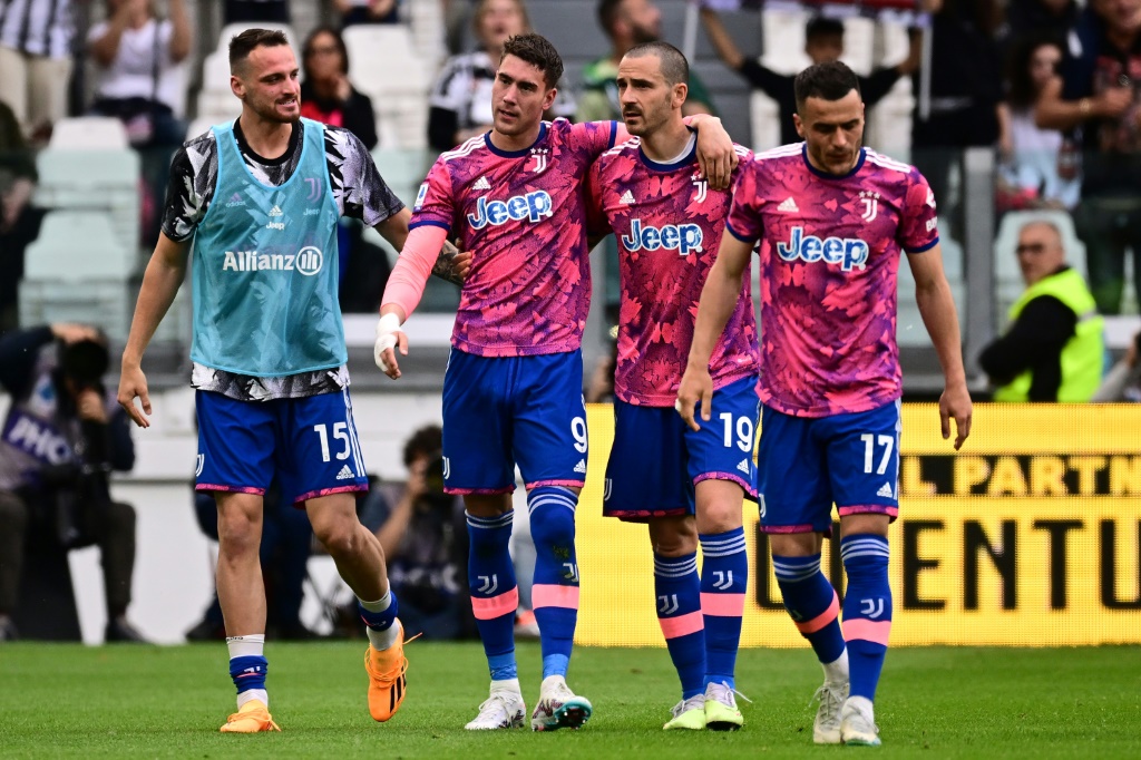 لاعبو لاتسيو بجانب مدربهم ماوريتسيو ساري (يمين) خلال المباراة ضد ساسوولو في الدوري الايطالي لكرة القدم. روما في 3 ايار/مايو 2023 (ا ف ب)