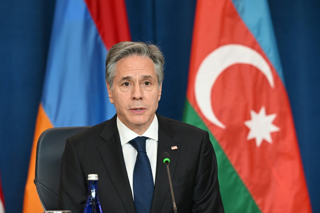 وزير الخارجية الأميركي أنتوني بلينكن متحدثا في ختام المحادثات مع وزيري الخارجية الأرميني أرارات ميرزويان والأذربيجاني جيهون بيرموف في واشنطن في 4 أيار/مايو 2023 (ا ف ب)