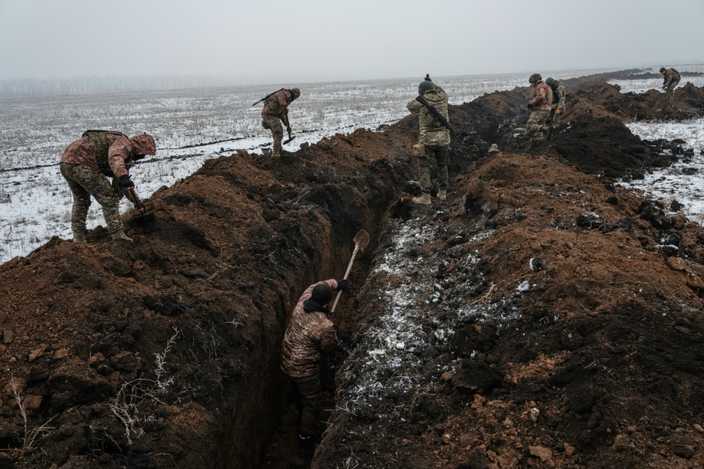 صورة مؤرخة في 1 شباط/فبراير 2023 لجنود أوكرانيين قرب مدينة باخموت (ا ف ب)