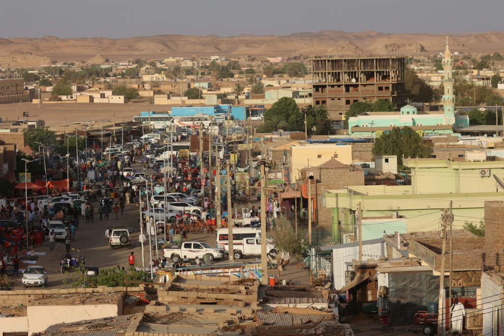     سودانيون يتجمّعون في بلدة وادي حلفا على الحدود المصرية، في الرابع من أيار/مايو 2023 (أ ف ب)