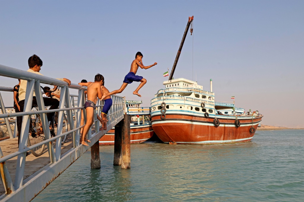 يراقب التجار في جزيرة قشم الإيرانية ، على بعد حوالي 150 كيلومترًا (93 ميلاً) من دبي المركز التجاري لدولة الإمارات العربية المتحدة، عن كثب التحولات الإقليمية منذ اتفاق طهران في مارس مع المملكة العربية السعودية. (أ ف ب)