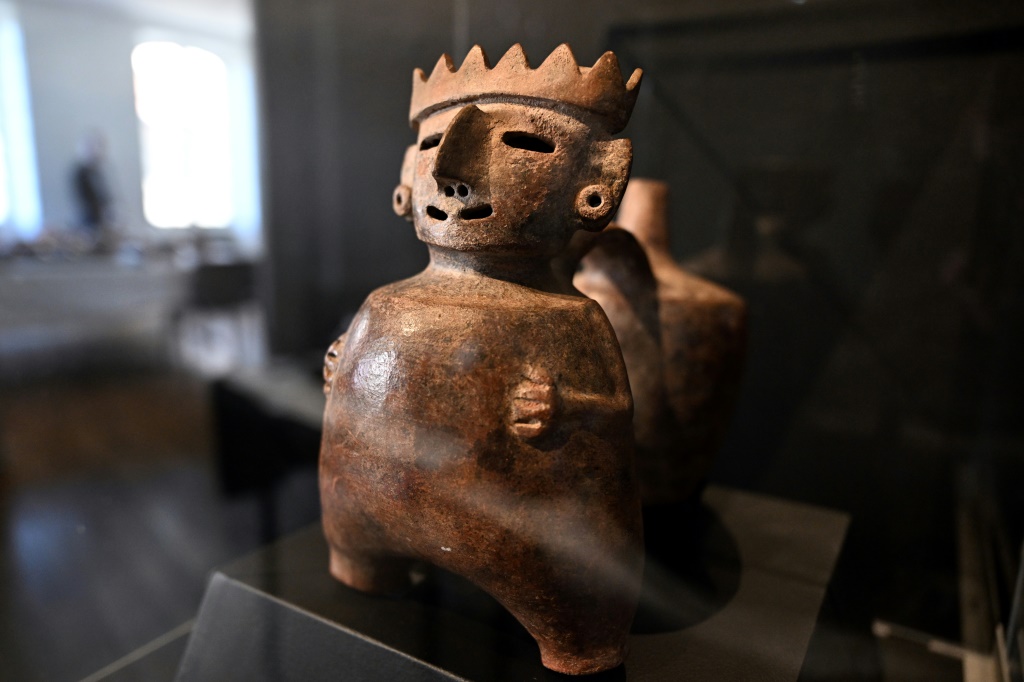قطعة تعود إلى حضارة فيكوس من العصر ما قبل الكولومبي في متحف "موزيه ديزاميريك" في أوش الفرنسية بتاريخ 20 نيسان/ابريل 2023 (ا ف ب)