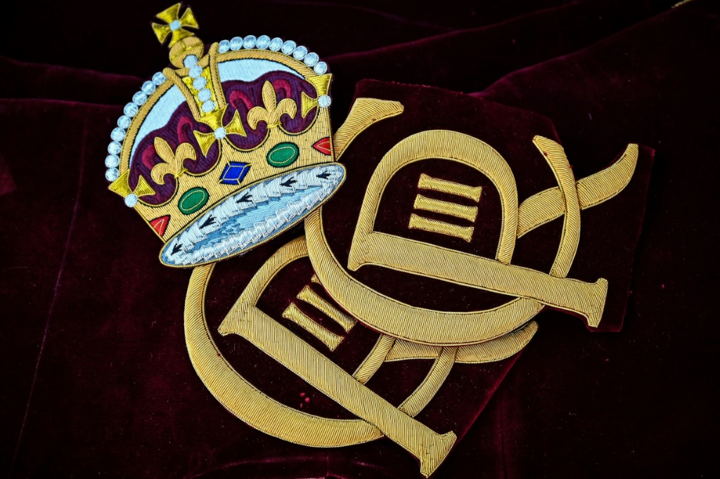 صورة لشعارات ستُطرّز على الأثواب الاحتفالية خلال مراسم تتويج الملك تشارلز وقرينته كاميلا، التقطت في محترف بشمال لندن في 5 أيار/مايو 2023 (ا ف ب)