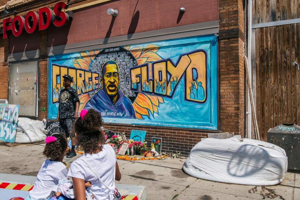 جدارية تمثل جورج فلويد في 25 حزيران/يونيو 2021 في شيكاغو (ا ف ب)