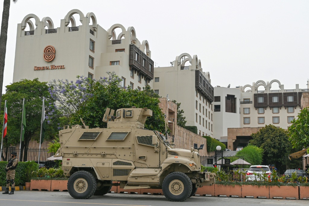       صورة مؤرخة في 5 أيار/مايو 2023 لقوات أمنية أمام فندق في إسلام أباد (ا ف ب)