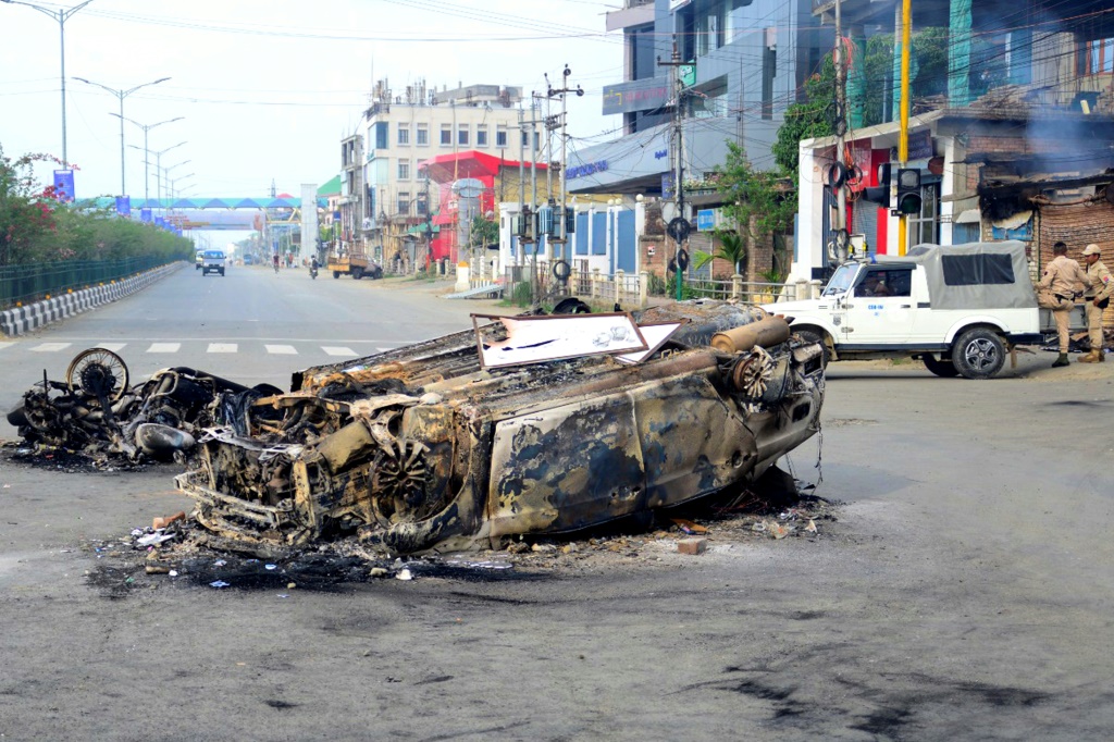     سيارات محترقة في شوارع إيمفال ، عاصمة ولاية مانيبور الهندية (أ ف ب)