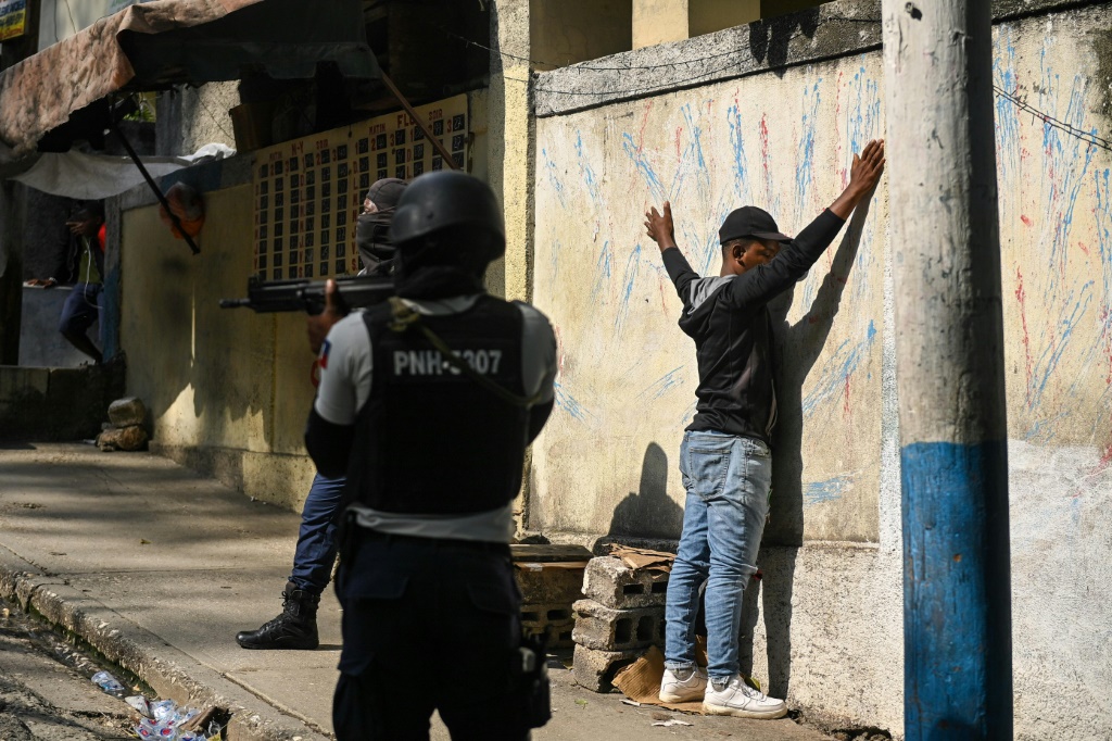 الشرطة الهايتية توقف شابا في حي تروغو في العاصمة بور او برانس في 24 نيسان/ابريل 2023 (ا ف ب)
