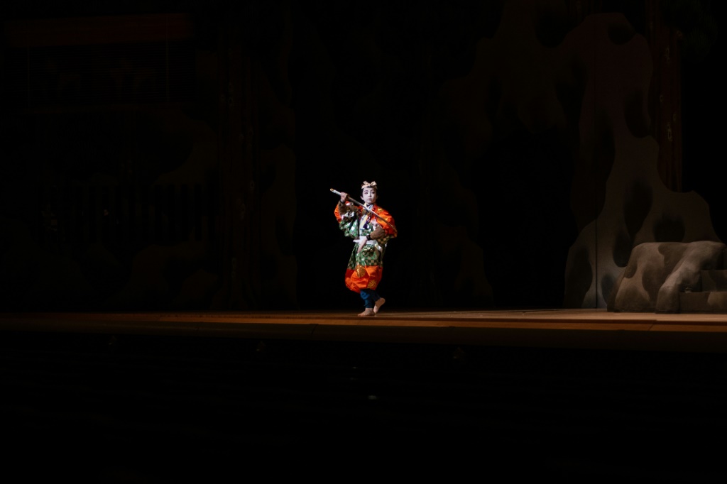 ماهولو تراجيما خلال أحد التدريبات على مسرح كابوكيزا في العاصمة اليابانية طوكيو في مطلع أيار/مايو 2023 (ا ف ب)