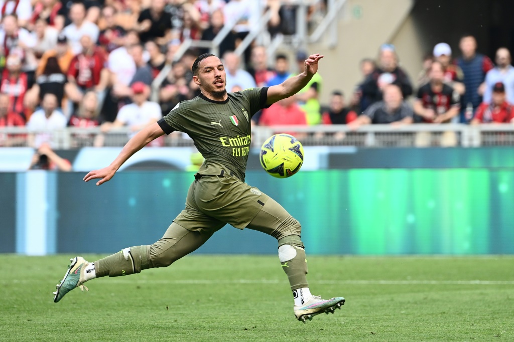 لاعب وسط ميلان الجزائري اسماعيل بن ناصر في لقطة له خلال مباراة فريقه ضد لاتسيو في الدوري الايطالي. 6 ايار/مايو 2023 (ا ف ب)