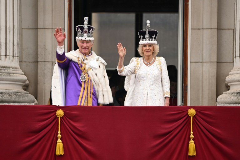 الملكة تشارلز الثالث والملكة كاميلا يحييان الجموع من على شرفة قصر باكنغهام في لندن في السادس من أيار/مايو 2023(أ ف ب)