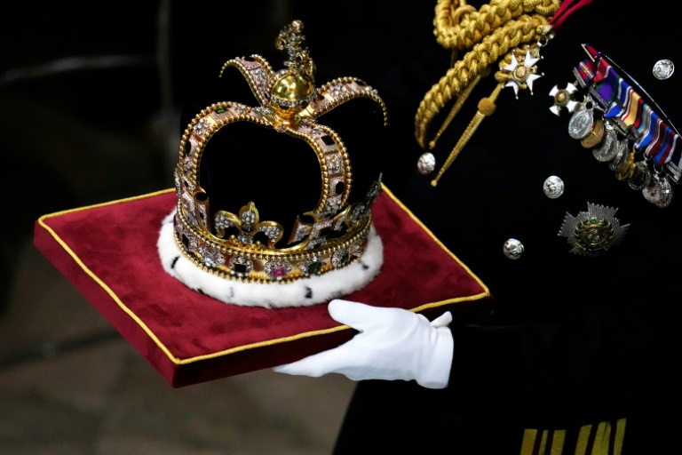 تاج الملك إدوارد الذي سيتوج به الملك تشارلز في كنيسة ويستمنستر السبت 6 أيار/مايو 2023 ( أ ف ب)