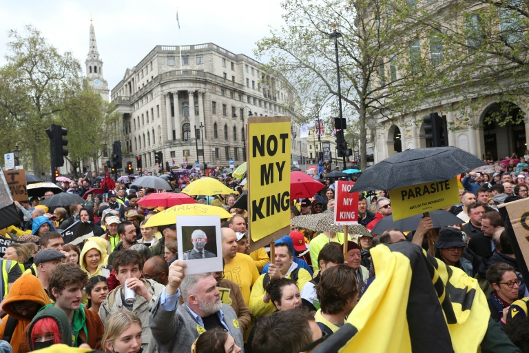 متظاهرون مناهضون للملكية في لندن في السادس من أيار/مايو 2023 (أ ف ب)