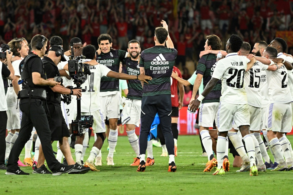 لاعبو ريال مدريد يحتفلون بالفوز بكأس اسبانيا للمرة الـ 20 في تاريخ النادي على حساب أوساسونا 2-1 على ملعب "لا كارتوخا" في إشبيلية في 6 أيار/مايو 2023 (ا ف ب)