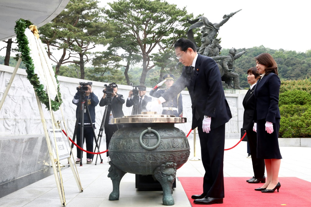 رئيس الوزراء الياباني فوميو كيشيدا وزوجته يوكو كيشيدا (يمين) في المقبرة الوطنية في العاصمة الكورية الجنوبية سيول في 07 أيار/مايو 2023 (ا ف ب)